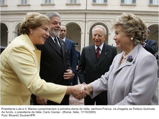 Presidente Lula e dona Marisa cumprimentam a primeira-dama da Itália, senhora Franca, na chegada ao Palácio Quirinale.