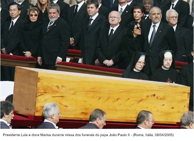 Presidente Lula e dona Marisa durante missa dos funerais do Papa João Paulo II.