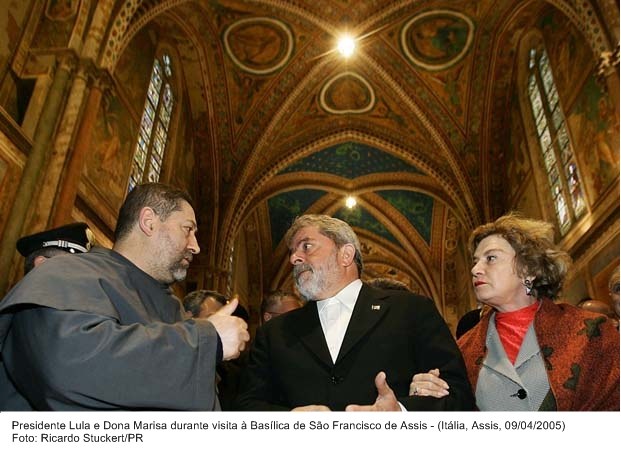 Presidente Lula e dona Marisa durante visita à Basílica de São Francisco de Assis (3).