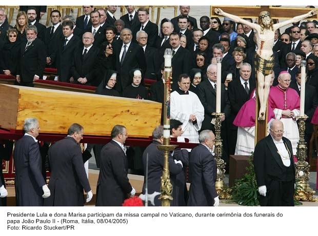 Presidente Lula e dona Marisa participam da missa campal no Vaticano durante os funerais do Papa João Paulo II.
