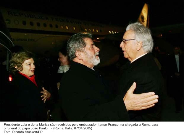 Presidente Lula e dona Marisa são recebidos pelo embaixador Itamar Franco na chegada a Roma para os funerais do Papa João Paulo II.