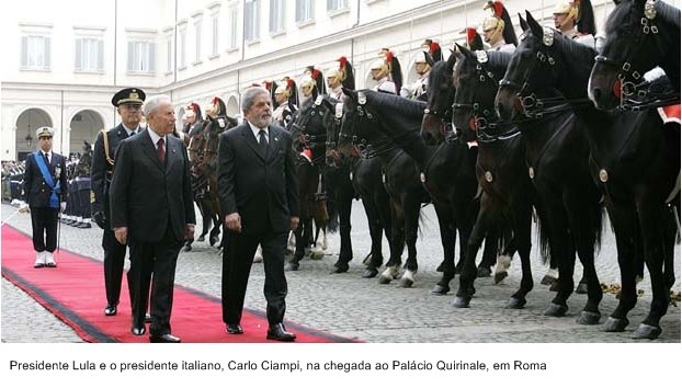 Presidente Lula e o presidente italiano Carlo Ciampi, na chegada ao Palácio Quirinale, em Roma.