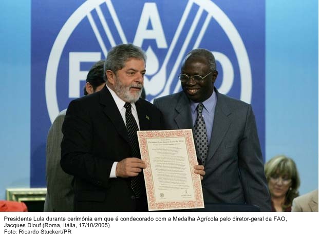 Presidente Lula na cermônia em que é condecorado com a medalha Agrícola pelo diretor da FAO, Jacques Diouf.