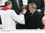 Presidente Lula recebe a comunhão durante a missa dos funerais do Papa João Paulo II.