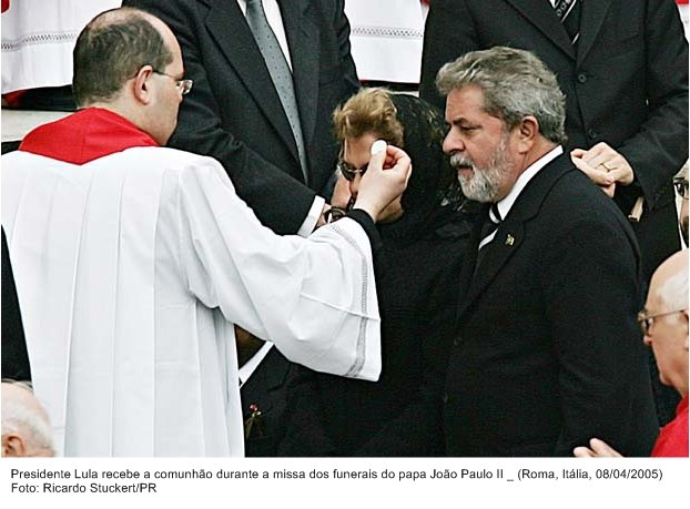 Presidente Lula recebe a comunhão durante a missa dos funerais do Papa João Paulo II.