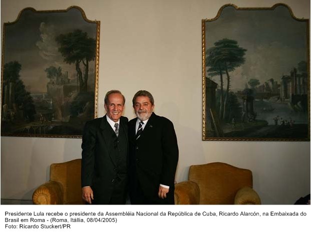 Presidente Lula recebe o presidente da Assembléia Nacional da República de Cuba, Ricardo Alárcon, durante encontro na embaixada do Brasil em Roma.