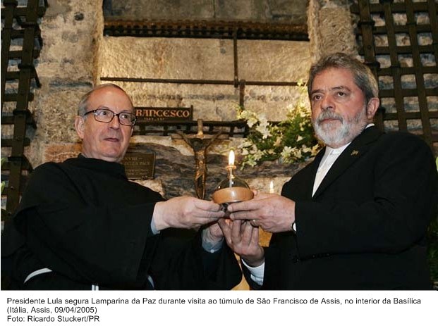 Presidente Lula segura lamparina da paz, durante visita ao túmulo de São Francisco de Assis no interior da Basílica.