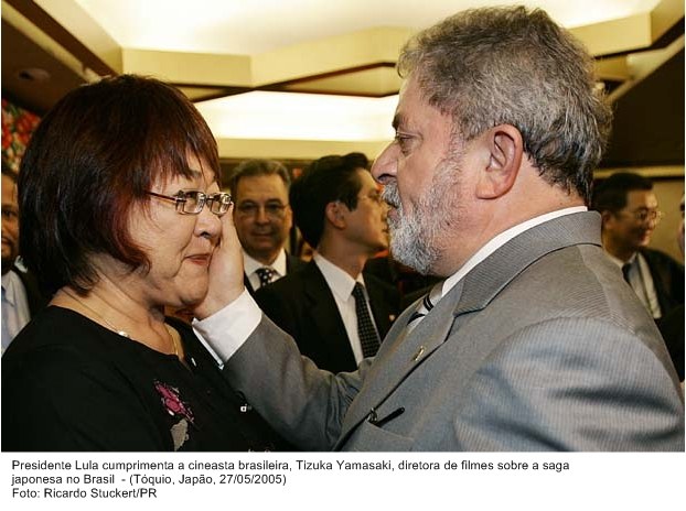 Presidente Lula cumprimenta a cineasta brasileira, Tizuka Yamazaki, diretora do filme sobre a saga japonesa no Brasil.