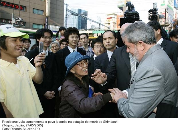 Presidente Lula cumprimenta o povo japonês na estação de metrô de Shimbashi.