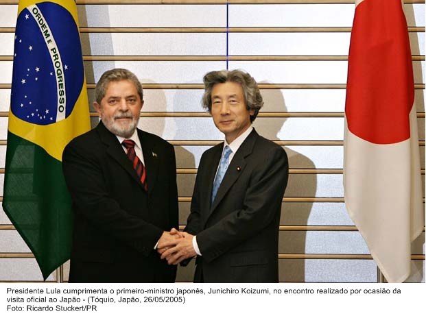 Presidente Lula cumprimenta o primeiro-ministro japonês, Junichiro Koizumi no encontro realizado por ocasião da visita oficial ao Japão.