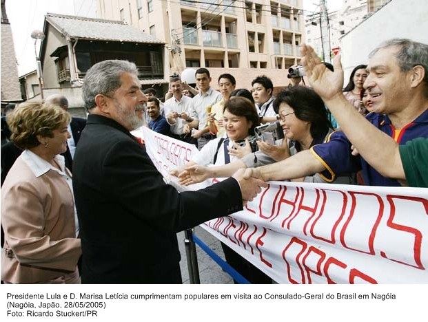 Presidente Lula e dona Marisa Letícia, cumprimenta populares em visita ao Consulado-Geral do Brasil em Nagóia.