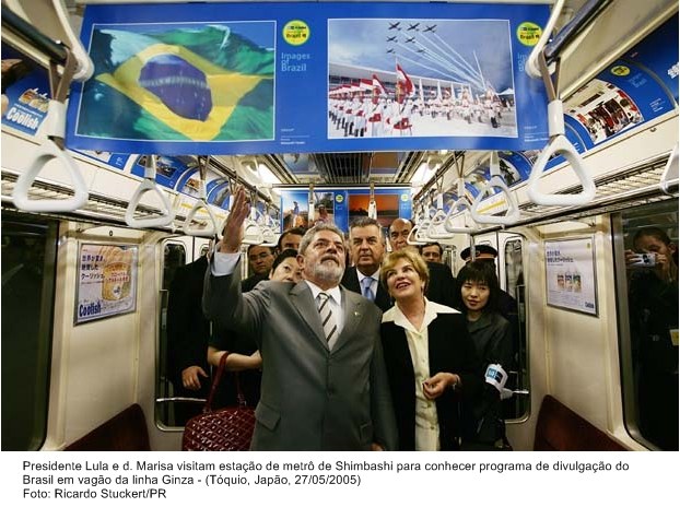 Presidente Lula e dona Marisa visitam a estação de metrô de Shimbashi para conhecer programa de divulgação do Brasil.