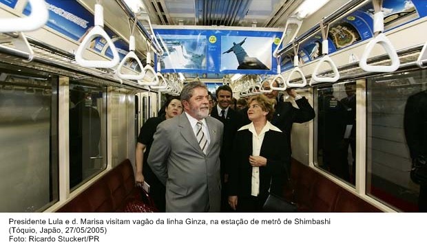 Presidente Lula e dona Marisa visitam vagão da linha Ginza, na estação de metrô de Shimbashi.