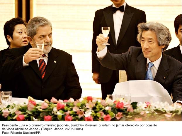 Presidente Lula e o primeiro-ministro japonês, Junichiro Koizumi, brindam no jantar oferecido por ocasião da visita oficial ao Japão.