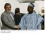 Presidente Lula cumprimenta o presidente da Nigéria, Olesegum Obasanjo, na chegada ao país.