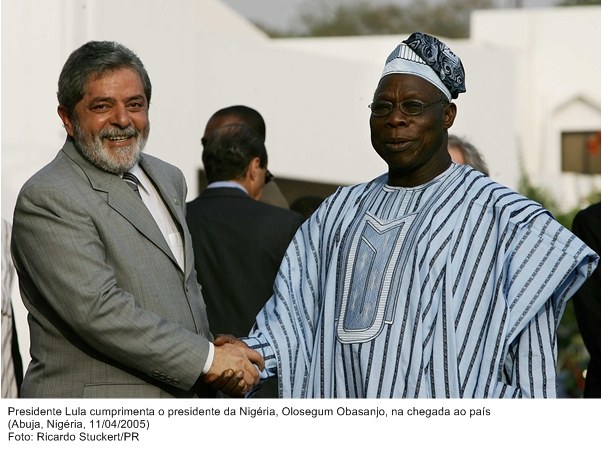 Presidente Lula cumprimenta o presidente da Nigéria, Olesegum Obasanjo, na chegada ao país.