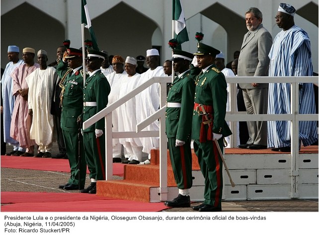 Presidente Lula e o presidente da Nigéria, Olesegum Obasanjo, durante cerimônia oficial de boas-vindas.