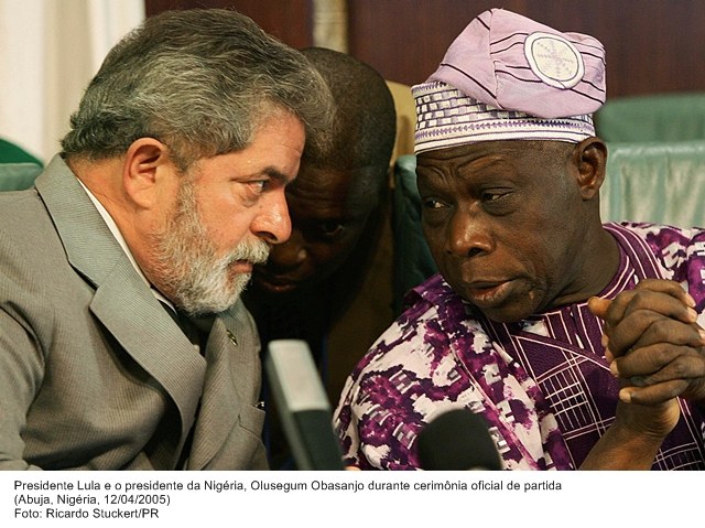 Presidente Lula e o presidente da Nigéria, Olesegum Obasanjo, durante cerimônia oficial de partida.