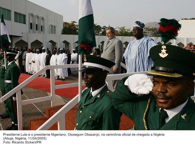 Presidente Lula e o presidente nigeriano, Olesegum Obasanjo, na cerimônia oficial de chegada à Nigéria.