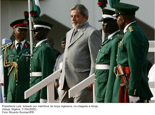 Presidente Lula ladeado por membros da tropa nigeriana, na chegada a Abuja.