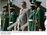 Presidente Lula ladeado por membros da tropa nigeriana, na chegada a Abuja.