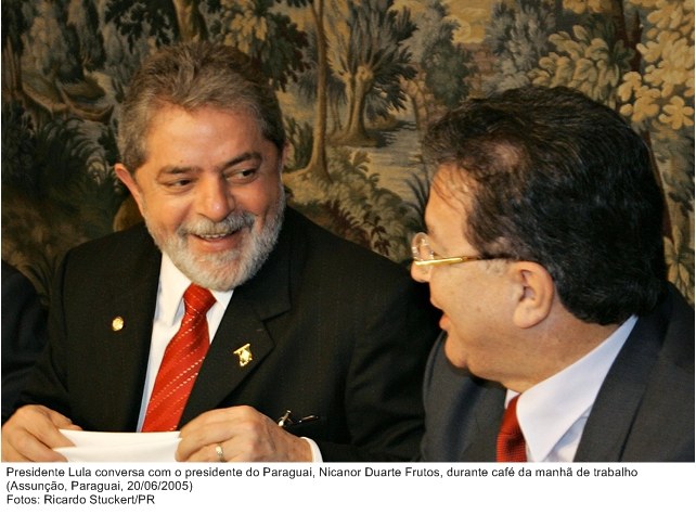 Presidente Lula conversa com o presidente do Paraguai, Nicanor Duarte Frutos durante café da manhã de trabalho.
