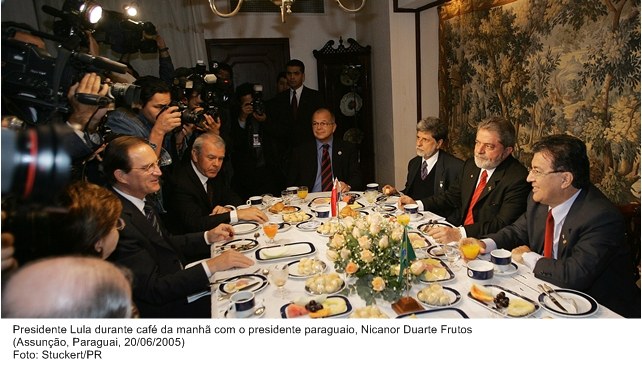 Presidente Lula durante café da manhã com o presidente paraguaio, Nicanor Duarte Frutos.