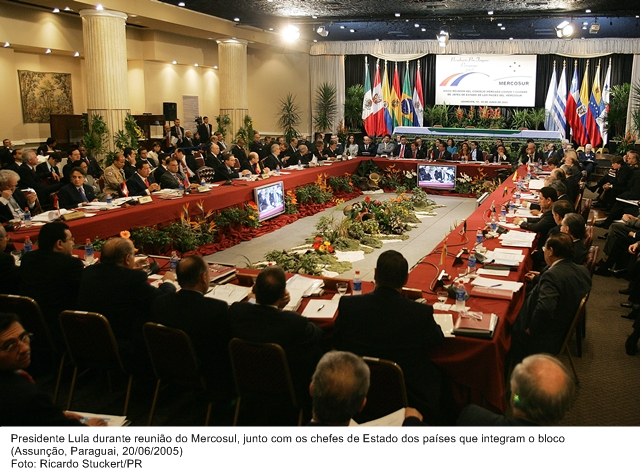 Presidente Lula durante reunião do Mercosul, junto com chefes de estado dos países que integram o bloco.