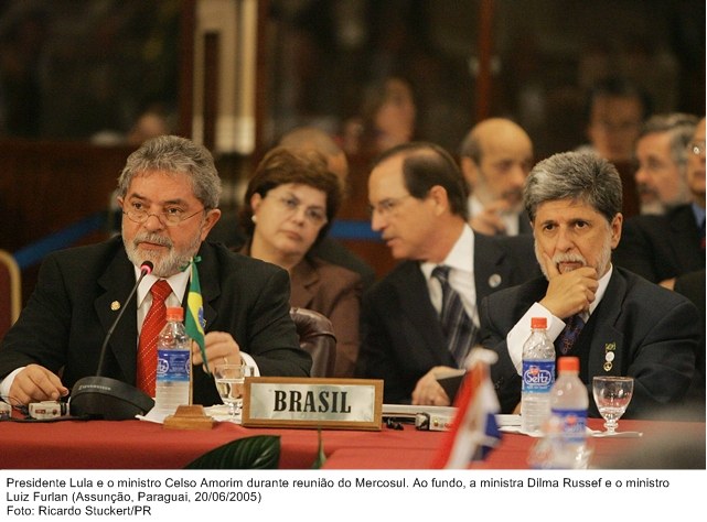 Presidente Lula e o ministro Celso Amorim durante reunião do Mercosul. Ao fundo a ministra Dilma Rousseff e o ministro Luiz Furlan.