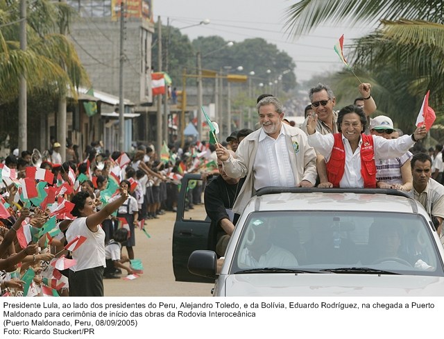 Presidente Lula, com os presidentes do Peru, Alejandro Toledo e da Bolívia, Eduardo Rodriguez, na cerimônia de início das obras da rodovia interoceânica.