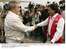 Presidente Lula cumprimenta o presidente do Peru, Alejandro Toledo na cerimônia de início das obras da Rodovia Interoceânica.