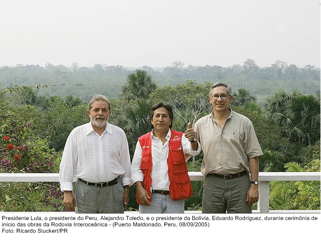 Presidente Lula e os presidentes do Peru, Alejandro Toledo e da Bolívia, Eduardo Rodriguez, na cerimônia de início das obras da rodovia interoceânica.