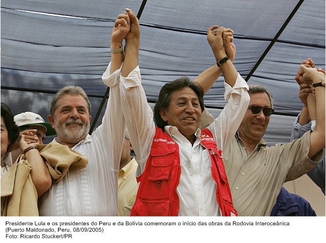 Presidente Lula e os presidentes do Peru e da Bolívia comemoram o início das obras da Rodovia Interoceânica.
