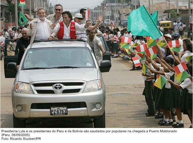 Presidente Lula e os presidentes do Peru e da Bolívia são saudados por populares na chegada ao Puerto Maldonado.