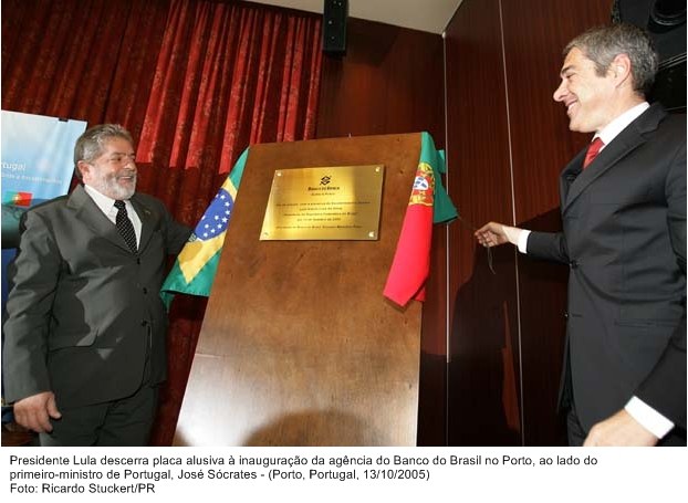 Presidente Lula descerra placa alusiva a inauguração da agência do Banco do Brasil no Porto, ao lado o primeiro-ministro, José Sócrates.
