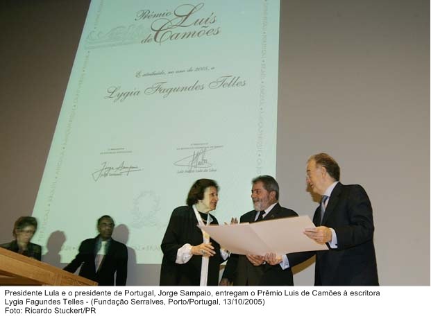 Presidente Lula e o presidente de Portugal, Jorge Sampaio, entregam o prêmio Luiz de Camões à escritora Lygia Fagundes Telles.