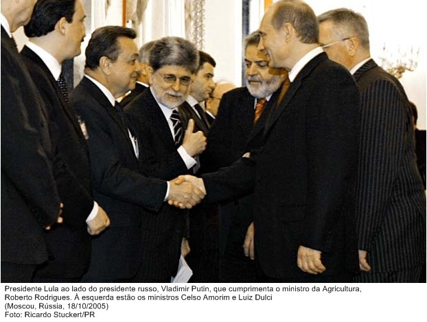 Presidente Lula, ao lado do presidente russo, Vladimir Putin, que cumprimenta o ministro da agricultura, Roberto Rodrigues.