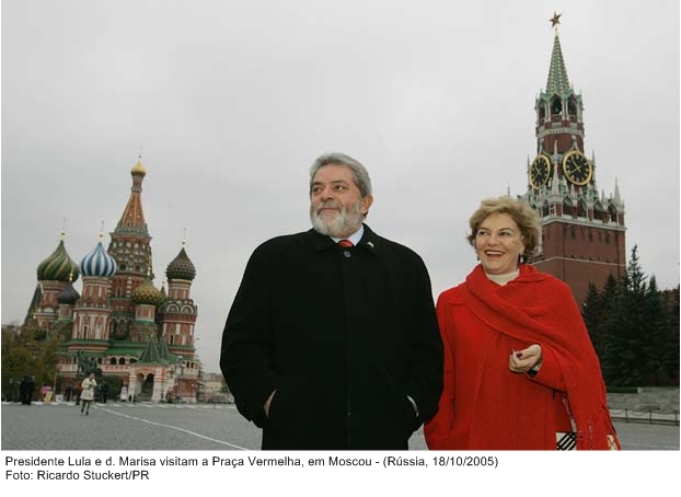 Presidente Lula e dona Marisa visitam a praça vermelha, em Moscou.
