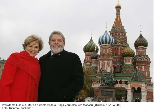 Presidente Lula e dona Marisa visitam a praça vermelha, em Moscou.