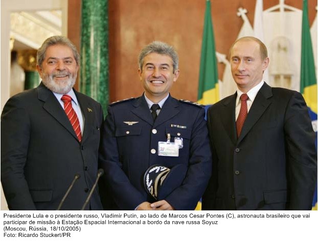 Presidente Lula e o presidente russo, Vladimir Putin, ao lado de Marcos Cesar Pontes, astronauta brasileiro que vai participar de missão espacial.