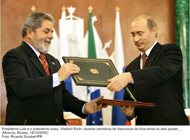 Presidente Lula e o presidente russo, Vladimir Putin, durante cerimônia de assinatura de atos entre os dois países.