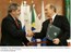 Presidente Lula e Vladimir Putin se cumprimentam após assinatura de atos de cooperação entre governos brasileiro e russo.