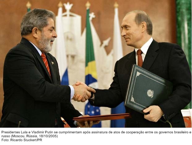 Presidente Lula e Vladimir Putin se cumprimentam após assinatura de atos de cooperação entre governos brasileiro e russo.