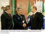 Presidente Lula observa Marcos Cesar Pontes, astronauta brasileiro, recebendo os cumprimentos do presidente  russo, Vladimir Putin.