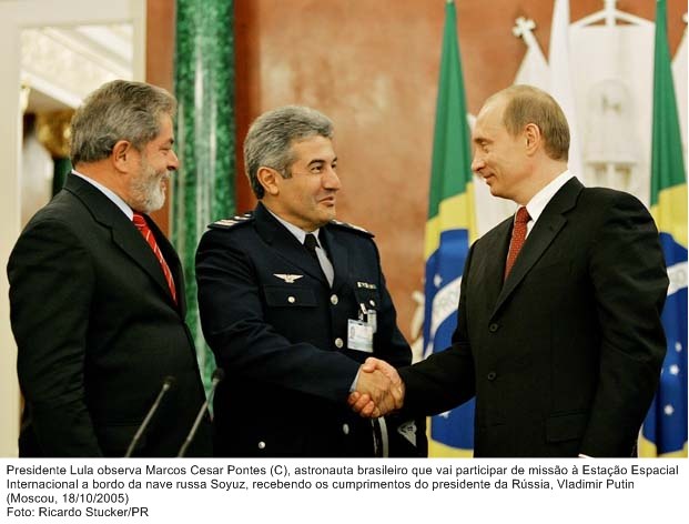 Presidente Lula observa Marcos Cesar Pontes, astronauta brasileiro, recebendo os cumprimentos do presidente  russo, Vladimir Putin.