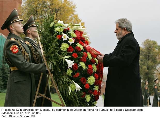 Presidente Lula participa, em Moscou, da cerimônia de oferenda floral no túmulo do soldado desconhecido.