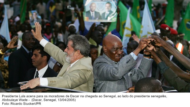 Presidente Lula acena para os moradores de Dacar na chegada ao Senegal, ao lado do pres. senegalês, Abdoulaye Wade.