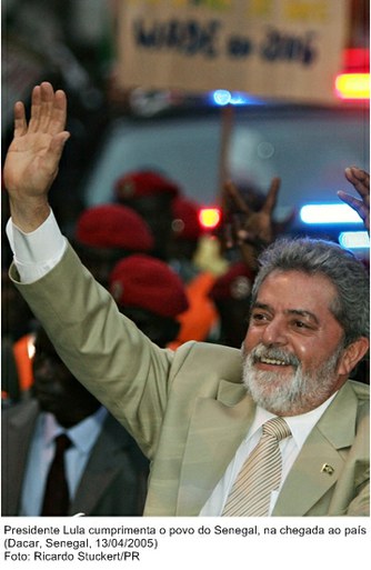 Presidente Lula cumprimenta o povo do Senegal, na chegada ao país.