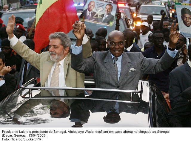 Presidente Lula e o presidente do Senegal, Abdoulaye Wade, desfilam em carro aberto na chegada ao Senegal.