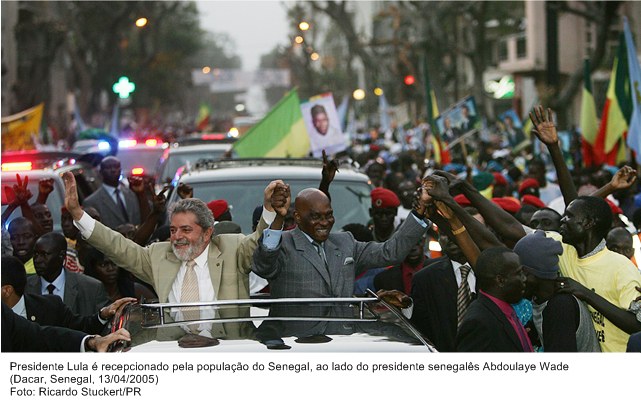 Presidente Lula é recepcionado pela população de Senegal, ao lado do presidente senegalês, Abdoulaye Wade.